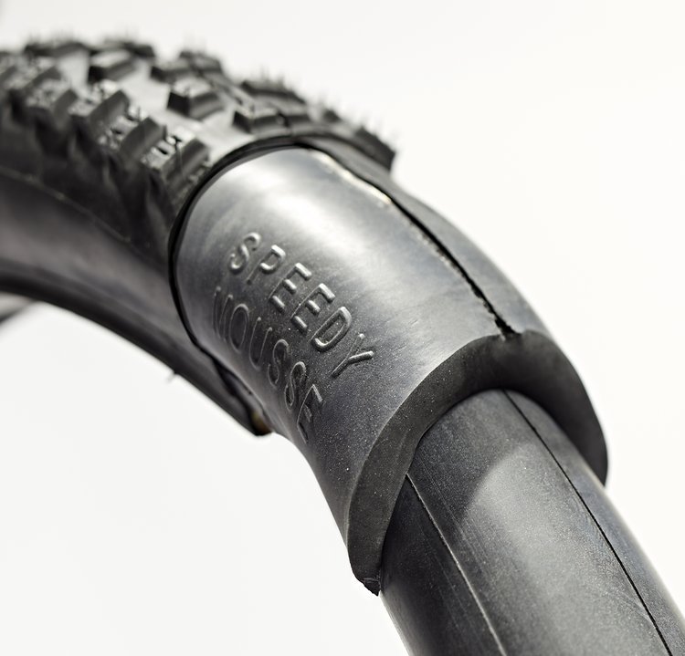 Das Gibson Speedy Bike SemiMouse wird mit Schlauch gefahren und soll Durchstiche und Snakebites vermeiden. Das Gibson Speedy Bike SemiMouse wird mit Schlauch gefahren und soll Durchstiche und Snakebites vermeiden.