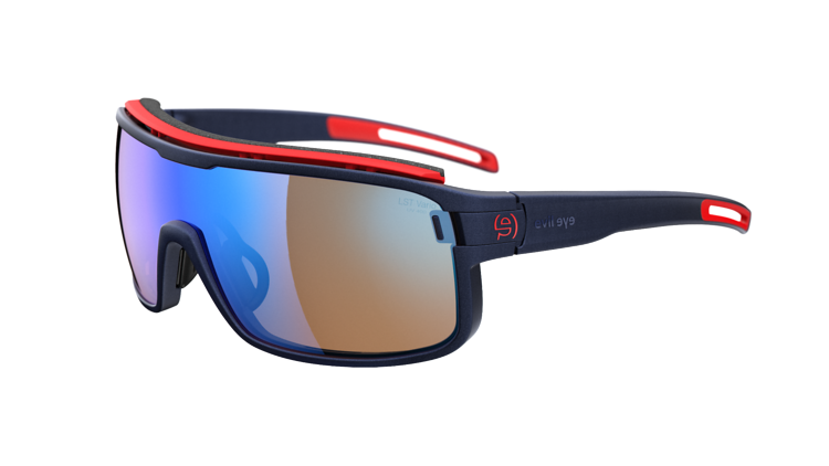 Die evil eye Vizor Pro-Brille kommt mit zahlreichen praktischen Features und schlägt mit einem Preis von 209 € zu Buche. Die evil eye Vizor Pro-Brille kommt mit zahlreichen praktischen Features und schlägt mit einem Preis von 209 € zu Buche.