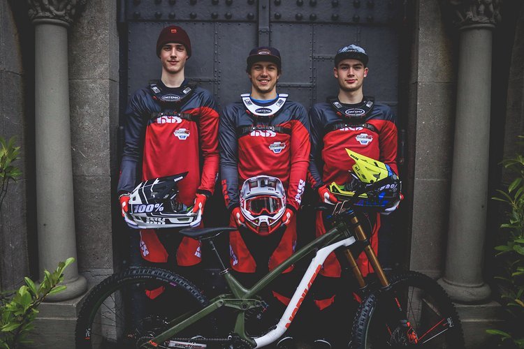 Das DH Talent Team besteht aus drei Fahrern und setzt auf Produkte von Sports Nut und Schwalbe. Das DH Talent Team besteht aus drei Fahrern und setzt auf Produkte von Sports Nut und Schwalbe.
