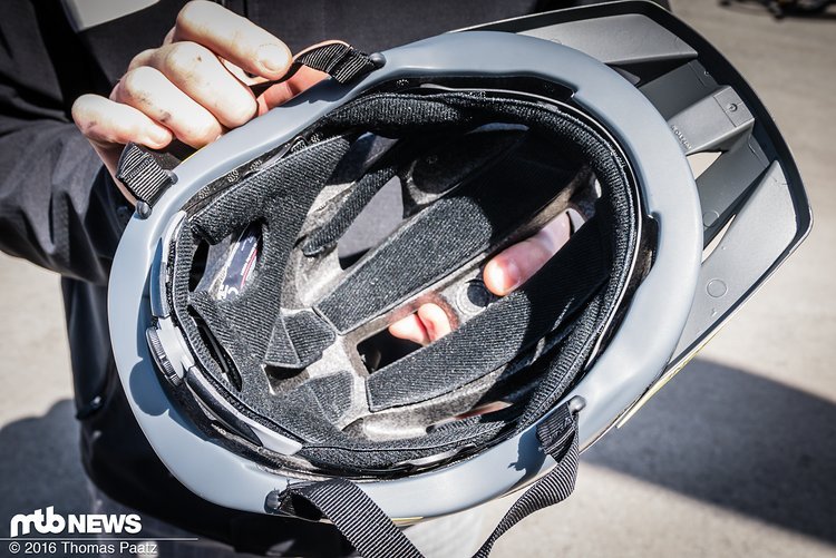 Das Innenleben des 661 EVO-Patrol Helms ist einfacher als beim EVO AM gehalten. Das BOA Verstellsystem ist vorhanden, der Fidlock-Verschluss fehlt. Das Innenleben des 661 EVO-Patrol Helms ist einfacher als beim EVO AM gehalten. Das BOA Verstellsystem ist vorhanden, der Fidlock-Verschluss fehlt.