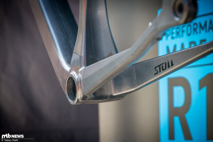Einteilig: Anders als viele Wettbewerber wird der Stoll Bikes R1 Rahmen an einem Stück in die Negativform laminiert und ausgebacken Einteilig: Anders als viele Wettbewerber wird der Stoll Bikes R1 Rahmen an einem Stück in die Negativform laminiert und ausgebacken