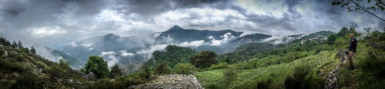 Früher wurden die Berghänge für die Landwirtschaft terrassiert. Heute verfallen viele der Wege zwischen den Feldern Früher wurden die Berghänge für die Landwirtschaft terrassiert. Heute verfallen viele der Wege zwischen den Feldern