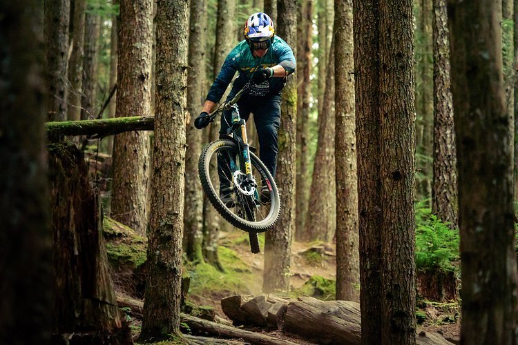 Richie Rude pflügt mit seinem beeindruckenden Fahrstil durch die Trails in Squamish Richie Rude pflügt mit seinem beeindruckenden Fahrstil durch die Trails in Squamish