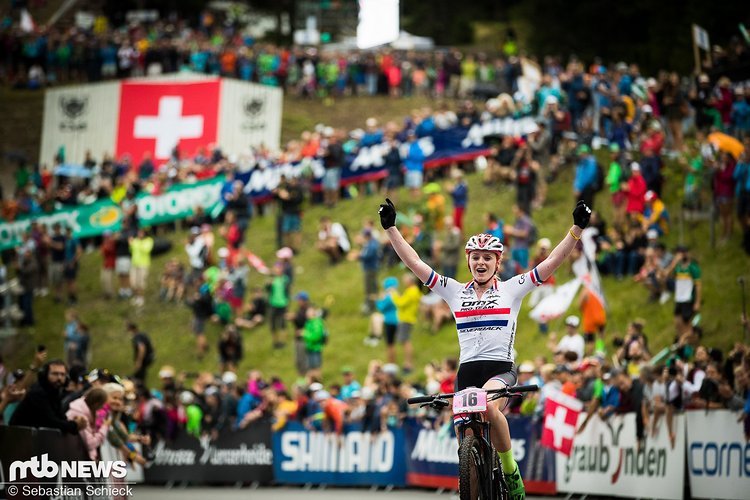 Völlig überraschen gewann Annie Last in Lenzerheide ihren ersten Weltcup. Kurz darauf bestätigte sie dieses Ergebnis bei den Weltmeisterschaften mit dem Gewinn der Silbermedaille. Nun folgt der Wechsel zur französischen Ekoi-KMC SR Suntour-Equipe. Völlig überraschen gewann Annie Last in Lenzerheide ihren ersten Weltcup. Kurz darauf bestätigte sie dieses Ergebnis bei den Weltmeisterschaften mit dem Gewinn der Silbermedaille. Nun folgt der Wechsel zur französischen Ekoi-KMC SR Suntour-Equipe.