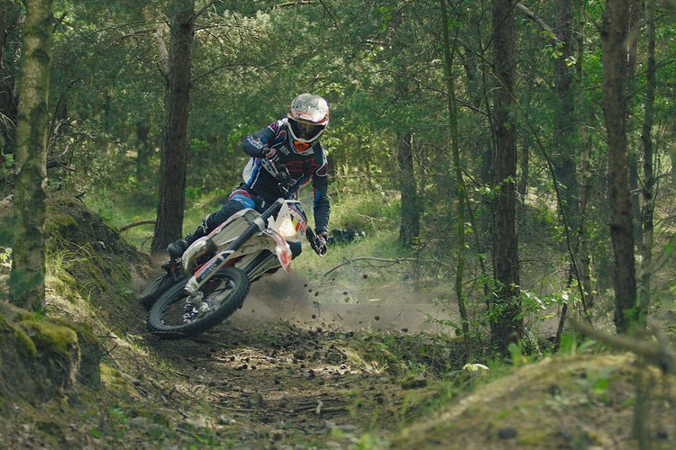 Neben dem Mountainbike Fahren sind für Martin auch andere Sportarten sehr wichtig. Neben dem Mountainbike Fahren sind für Martin auch andere Sportarten sehr wichtig.