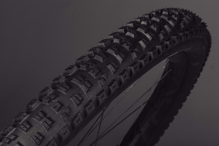 Der Specialized Eliminator-Reifen soll sich bestens für lose Böden eignen und damit etwas aggressiver als der bekannte Butcher ausfallen. Der Specialized Eliminator-Reifen soll sich bestens für lose Böden eignen und damit etwas aggressiver als der bekannte Butcher ausfallen.