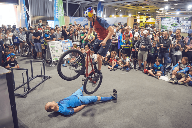 Das Programm ist sehr abwechslungsreich, neben den Wettkämpfen gibt es auch eine ganze Menge an Shows, Vorträgen und sonstigen Attraktionen rund um das Thema Mountainbike Das Programm ist sehr abwechslungsreich, neben den Wettkämpfen gibt es auch eine ganze Menge an Shows, Vorträgen und sonstigen Attraktionen rund um das Thema Mountainbike