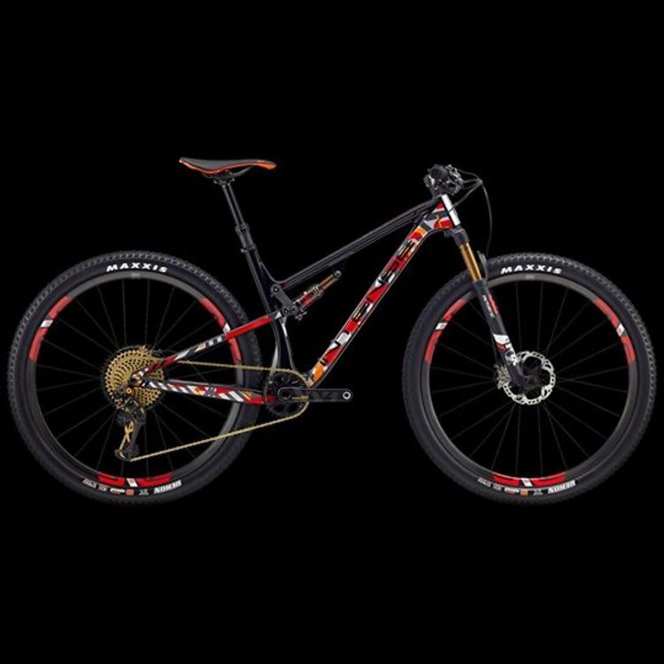 Intense möchte nun auch im XC-Bereich Fuß fassen. Das neue Intense Sniper wird es in 6 verschiedenen Modellen und als XC- und Trail-Version zu Preisen von 4.498 bis 6.798 € geben. Intense möchte nun auch im XC-Bereich Fuß fassen. Das neue Intense Sniper wird es in 6 verschiedenen Modellen und als XC- und Trail-Version zu Preisen von 4.498 bis 6.798 € geben.