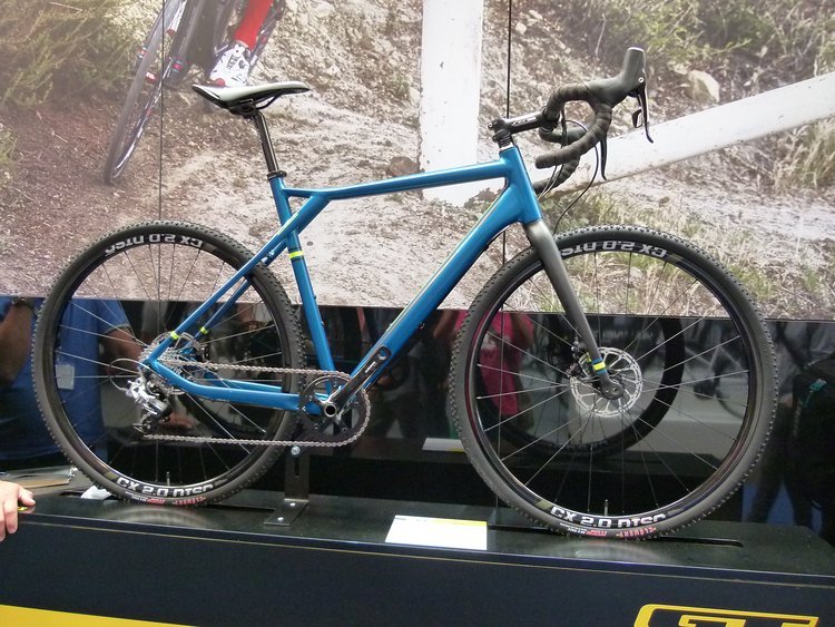 Querfeldeinräder sind auch eins der großen Themen auf der Eurobike. Andere nennen sie Gravel-Racer oder New Road-Racer. Es bleibt immer ein Rennrad das dazu gedacht ist abseits geteerter Straßen bewegt zu werden, wie der Gravel-Racer von GT. Querfeldeinräder sind auch eins der großen Themen auf der Eurobike. Andere nennen sie Gravel-Racer oder New Road-Racer. Es bleibt immer ein Rennrad das dazu gedacht ist abseits geteerter Straßen bewegt zu werden, wie der Gravel-Racer von GT.