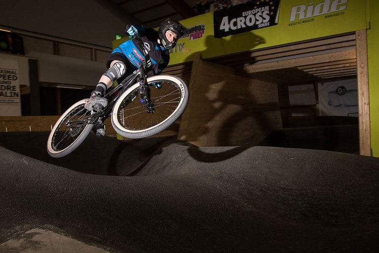 Der Downhillspezialist Jonas Bernet ist gerade über die Winterpause oft im Indoorbikepark anzutreffen und ließ sich die Rennaction nicht entgehen Der Downhillspezialist Jonas Bernet ist gerade über die Winterpause oft im Indoorbikepark anzutreffen und ließ sich die Rennaction nicht entgehen