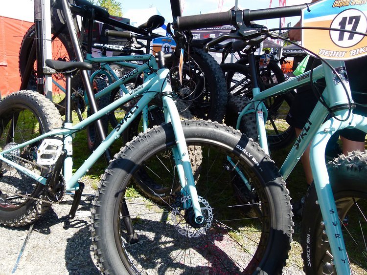 Ist denn Dienstags schon Mittwoch? Ein Rudel der neuen Surly Wednesday. Sie wollen durch viele kleine Besonderheiten beeindrucken. Hier auf dem Demoday der Eurobike. Ist denn Dienstags schon Mittwoch? Ein Rudel der neuen Surly Wednesday. Sie wollen durch viele kleine Besonderheiten beeindrucken. Hier auf dem Demoday der Eurobike.