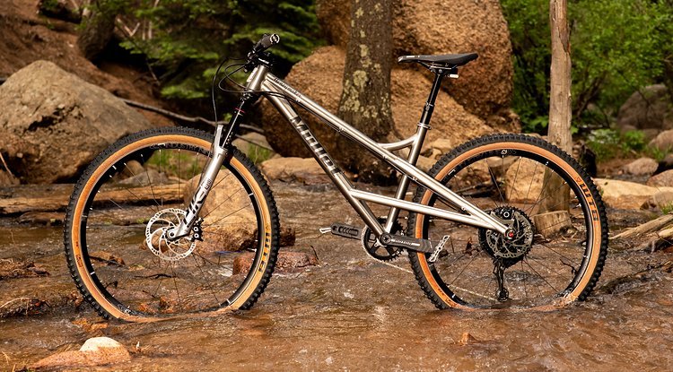 Das Hardtail soll dank großem 29" Vorderrad entspannt über Hindernisse rollen, während das kleine 27,5" Hinterrad ein aktives Fahren erleichtert. Das Hardtail soll dank großem 29" Vorderrad entspannt über Hindernisse rollen, während das kleine 27,5" Hinterrad ein aktives Fahren erleichtert.