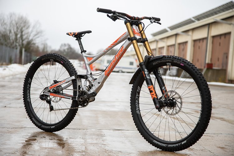 Nach einigen Jahren Abstinenz greift die kanadische Schmiede Banshee wieder mit einer brandneuen 29" Version des bewährte Legend-Downhillers im World Cup an. Nach einigen Jahren Abstinenz greift die kanadische Schmiede Banshee wieder mit einer brandneuen 29" Version des bewährte Legend-Downhillers im World Cup an.