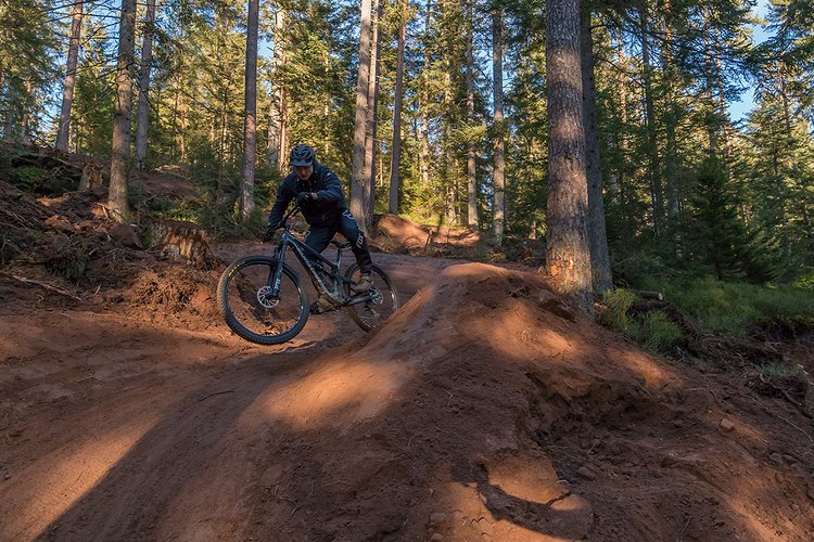 Beim Streckenbau waren richtige Experten am Werk: Unter anderem die Gewinner des Trail Whisperer-Wettbewerbes waren in Königsfeld mit Schaufeln tätig. Beim Streckenbau waren richtige Experten am Werk: Unter anderem die Gewinner des Trail Whisperer-Wettbewerbes waren in Königsfeld mit Schaufeln tätig.