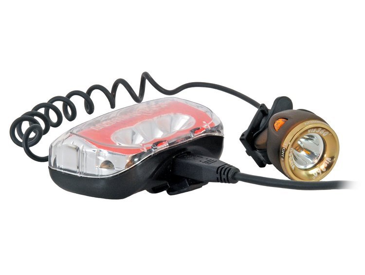 Die Light & Motivion Vis 360 besteht aus einer kompakten Helmleuchte und einem Rücklicht mit integriertem Akku für den Helm Die Light & Motivion Vis 360 besteht aus einer kompakten Helmleuchte und einem Rücklicht mit integriertem Akku für den Helm