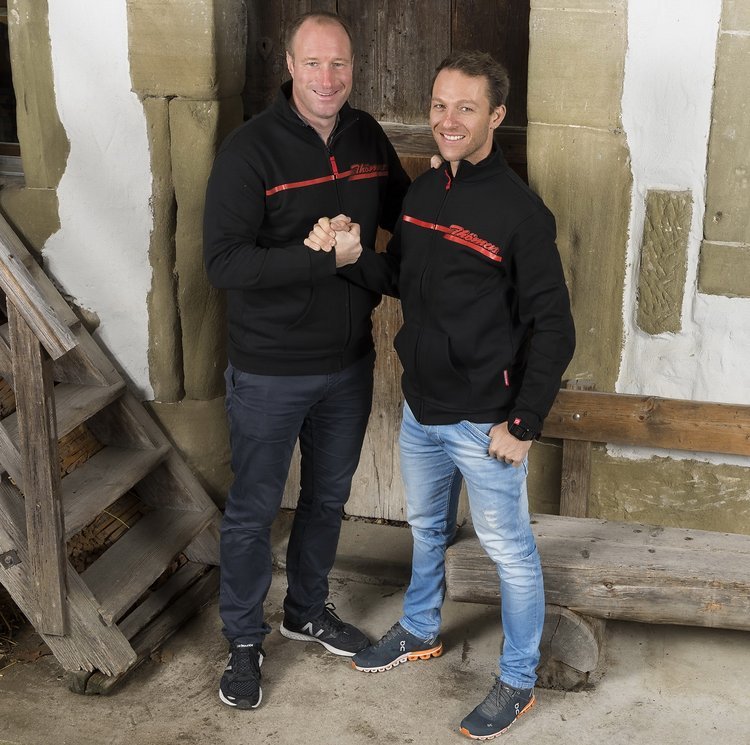 Thomas Binggeli (links) und Ralph Näf unterzeichneten einen Vertrag für die kommenden Saison. Unter Umständen ist ein Engagement von Thömus bis zu den Olympischen Spielen im Jahr 2020 möglich. Thomas Binggeli (links) und Ralph Näf unterzeichneten einen Vertrag für die kommenden Saison. Unter Umständen ist ein Engagement von Thömus bis zu den Olympischen Spielen im Jahr 2020 möglich.