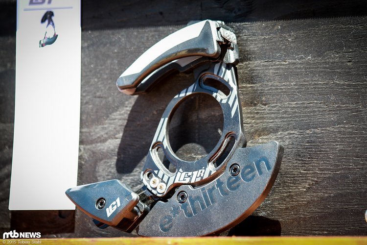 Wichtigste Änderung ist eine neue Rolle unten an der Führung sowie eine obere Box aus zwei Komponenten Wichtigste Änderung ist eine neue Rolle unten an der Führung sowie eine obere Box aus zwei Komponenten