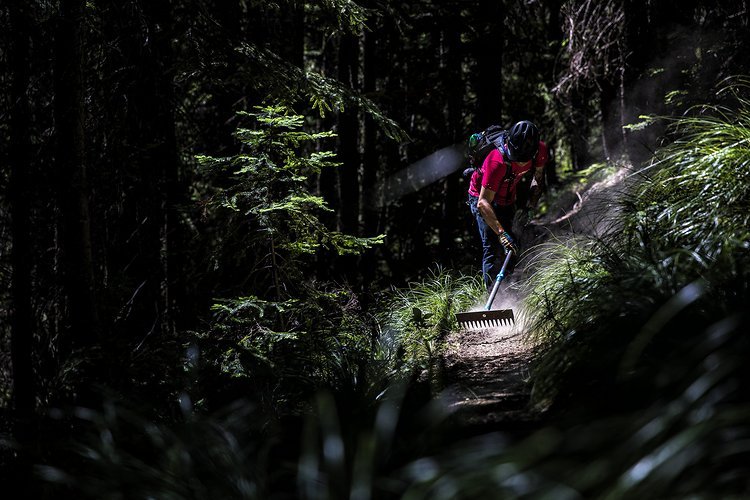 Biketrails fallen nicht vom Himmel und benötigen neben dem Bau und der Pflege oftmals auch eine langfristige Lobbyarbeit Biketrails fallen nicht vom Himmel und benötigen neben dem Bau und der Pflege oftmals auch eine langfristige Lobbyarbeit