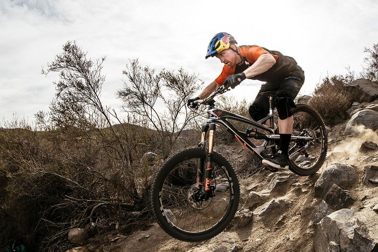 Kein geringerer als der amerikanische Downhill-Superstar Aaron Gwin trainiert regelmäßig auf dem YT Industries Capra Kein geringerer als der amerikanische Downhill-Superstar Aaron Gwin trainiert regelmäßig auf dem YT Industries Capra