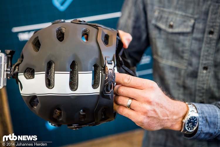 Ein hinterer Verschluss komplettiert den Kinnbügel am Bell Super 2R und sorgt für eine sichere Verbindung zum Helm Ein hinterer Verschluss komplettiert den Kinnbügel am Bell Super 2R und sorgt für eine sichere Verbindung zum Helm
