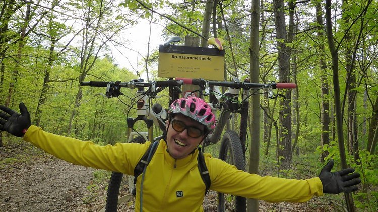 Im niederländischen Zuid Limburg wird ein 100km langes MTB Streckennetz durch den MTB Club Discovery gepflegt. Die Strecken verlaufen sowohl auf und parallel neben Wanderwegen. Im niederländischen Zuid Limburg wird ein 100km langes MTB Streckennetz durch den MTB Club Discovery gepflegt. Die Strecken verlaufen sowohl auf und parallel neben Wanderwegen.