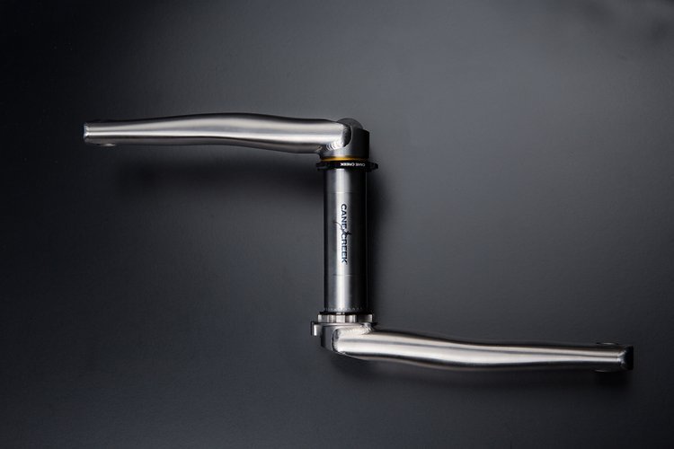 Die neue Cane Creek eeWings-Kurbel besteht komplett aus Titan und soll bei einem ähnlichen Gewicht um einiges widerstandsfähiger als aktuelle Carbon-Kurbeln sein. Die neue Cane Creek eeWings-Kurbel besteht komplett aus Titan und soll bei einem ähnlichen Gewicht um einiges widerstandsfähiger als aktuelle Carbon-Kurbeln sein.