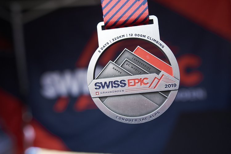 Das Objekt der Begierde: die Finisher Medaille des Swiss Epics!
