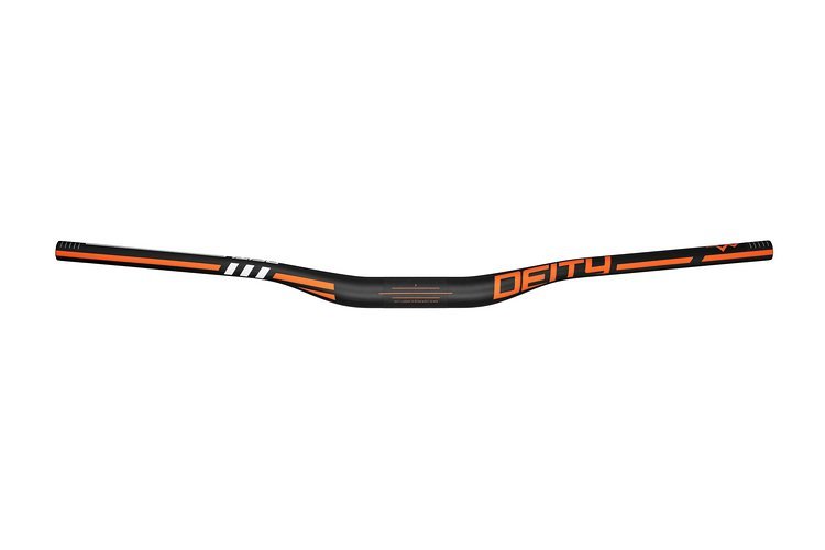 Der Deity Skywire Carbon-Lenker ist für den Enduro- bis Trail-Einsazt gedacht und bringt 222 g auf die Waage. Der Deity Skywire Carbon-Lenker ist für den Enduro- bis Trail-Einsazt gedacht und bringt 222 g auf die Waage.