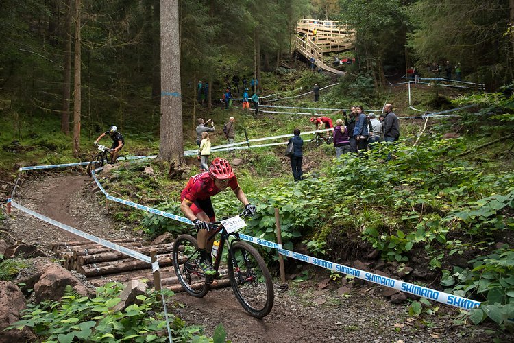 Erstmals wurden auf der neu angelegten Trailstrecke in Freudenstadt Cross-Countr-Rennen ausgetragen. Der rutschige Untergrund sorgte für einige größere fahrtechnische Herausforderungen Erstmals wurden auf der neu angelegten Trailstrecke in Freudenstadt Cross-Countr-Rennen ausgetragen. Der rutschige Untergrund sorgte für einige größere fahrtechnische Herausforderungen