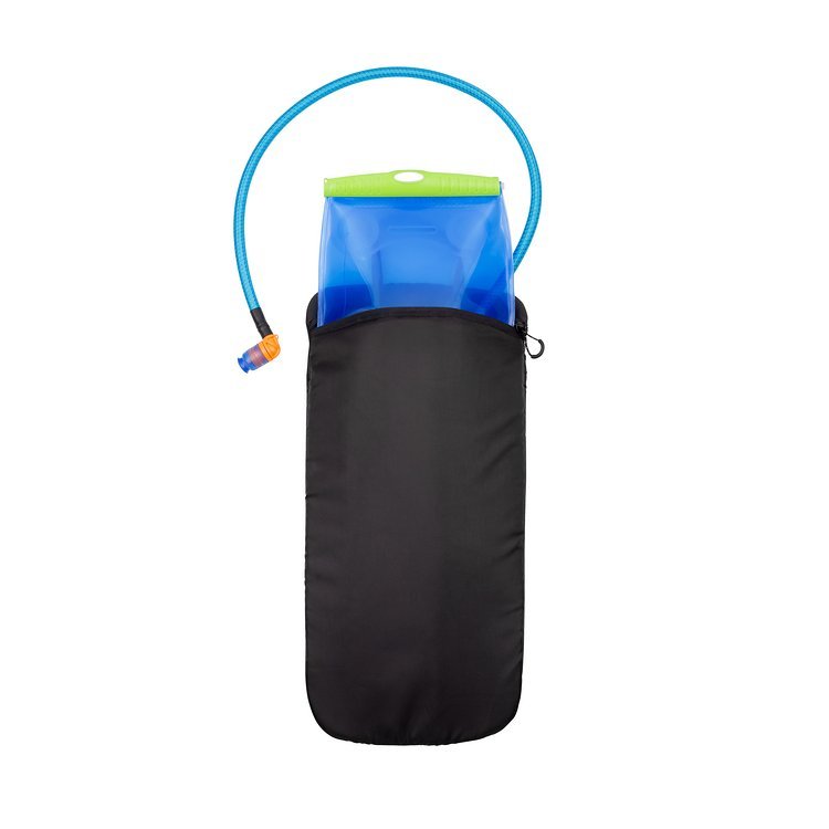Der Source Widepac Insulator ist für zwei- und drei-Liter Trinkblasen erhältlich und kostet 19,95 €. Der Source Widepac Insulator ist für zwei- und drei-Liter Trinkblasen erhältlich und kostet 19,95 €.