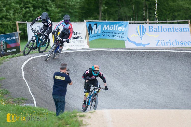 Im Finallauf der Elite kam es in der letzten Kurve noch zu einem Positionswechsel zwischen Yannick Uhr und Noel Niederberger Im Finallauf der Elite kam es in der letzten Kurve noch zu einem Positionswechsel zwischen Yannick Uhr und Noel Niederberger