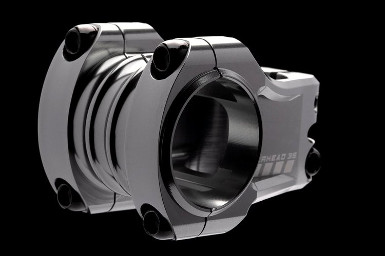 Der Copperhead-Vorbau rundet das Deity-Cockpit ab und ist in den Längen 50 mm und 35 mm für einen Preis von $ 98,99 erhältlich. Der Copperhead-Vorbau rundet das Deity-Cockpit ab und ist in den Längen 50 mm und 35 mm für einen Preis von $ 98,99 erhältlich.