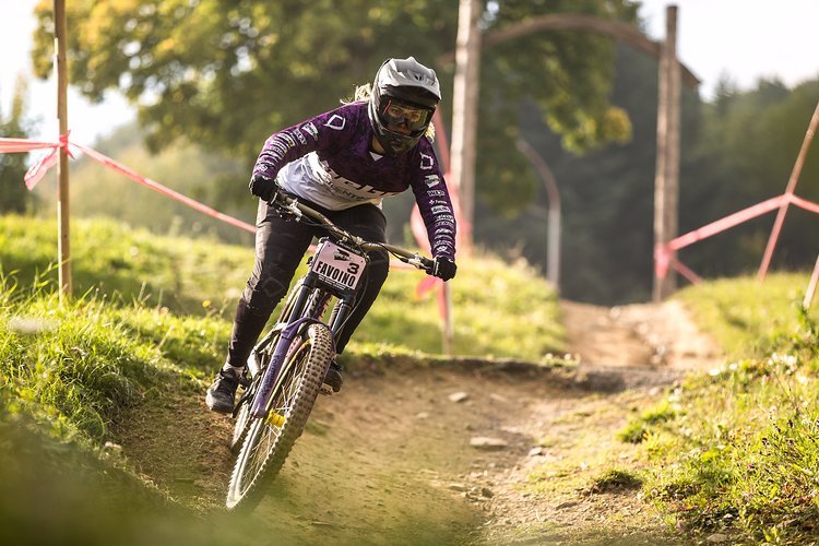 Die junge Italienerin Carola Favoino geht 2020 sowohl bei Enduro- als auch bei Downhill-Rennen an den Start. Die junge Italienerin Carola Favoino geht 2020 sowohl bei Enduro- als auch bei Downhill-Rennen an den Start.