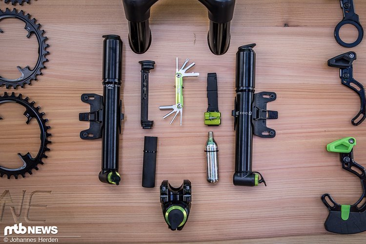 Alles integriert: Das OneUp Components EDC-Tool ermöglicht es, Multitool, CO2-Kartusche, Reifenheber und Minipumpe sauber im Gabelschaft zu verstauen Alles integriert: Das OneUp Components EDC-Tool ermöglicht es, Multitool, CO2-Kartusche, Reifenheber und Minipumpe sauber im Gabelschaft zu verstauen