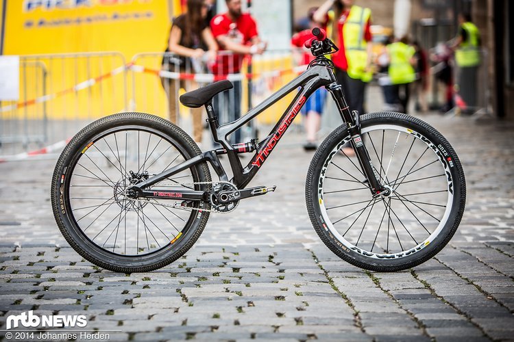 Das kann so in Serie: Ob ein Slopestyle-Fully aus Carbon gefertigt sein muss, wissen wir noch nicht. Dass es dabei richtig gut aussehen kann, beweist YT mit diesem Prototypen Das kann so in Serie: Ob ein Slopestyle-Fully aus Carbon gefertigt sein muss, wissen wir noch nicht. Dass es dabei richtig gut aussehen kann, beweist YT mit diesem Prototypen