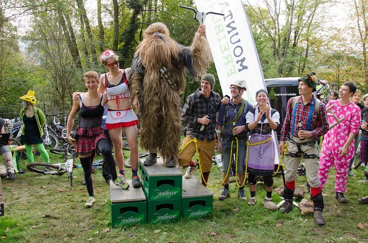 Die beliebte Kostümwertung gewann dieses Jahr Timotheus der in diesem Chewbacca-Kostüm bergauf (!) und bergab fuhr. Auf dem zweiten Platz folgt die grandiose Seilschaft der Bike-Bergsteiger, Platz 3 ging an die verdammt schnellen Ladies aus dem Krank Die beliebte Kostümwertung gewann dieses Jahr Timotheus der in diesem Chewbacca-Kostüm bergauf (!) und bergab fuhr. Auf dem zweiten Platz folgt die grandiose Seilschaft der Bike-Bergsteiger, Platz 3 ging an die verdammt schnellen Ladies aus dem Krank