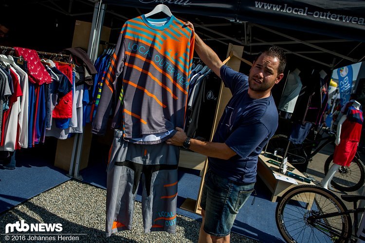 Nicht weniger bunt, dafür etwas unauffälligere Designs bei den Bikeshirts. Nicht weniger bunt, dafür etwas unauffälligere Designs bei den Bikeshirts.