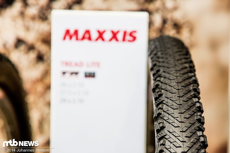 Der Maxxis Tread Lite soll ein extra schnell rollender XC- und All-Mountain-Reifen sein, der insbesondere am Hinterrad für Geschwindigkeit sorgt. Der Maxxis Tread Lite soll ein extra schnell rollender XC- und All-Mountain-Reifen sein, der insbesondere am Hinterrad für Geschwindigkeit sorgt.