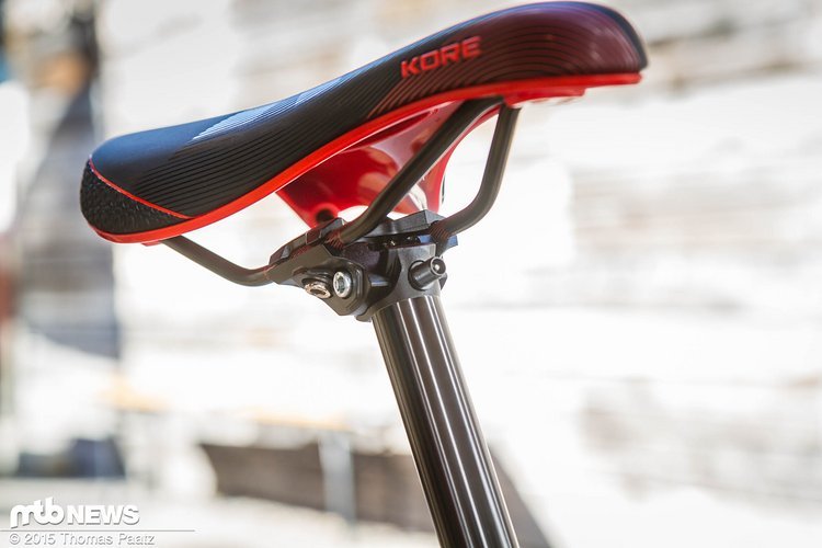 Fuze II Sattel , 280 Gramm - montiert auf dem Prototyp einer verstellbaren Sattelstütze, die ohne Remote-Hebel am Bike montiert war Fuze II Sattel , 280 Gramm - montiert auf dem Prototyp einer verstellbaren Sattelstütze, die ohne Remote-Hebel am Bike montiert war
