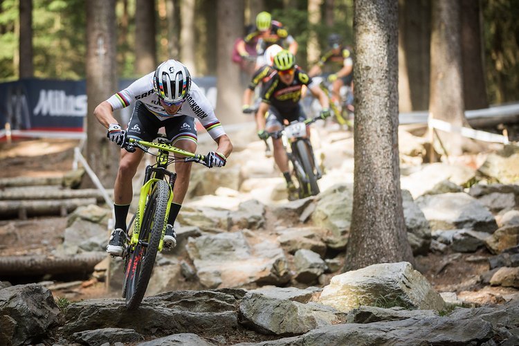 Nino Schurter ist auf einer speziellen Version der neuen Syncros Fraser iC SL Lenker-Vorbau-Einheit unterwegs Nino Schurter ist auf einer speziellen Version der neuen Syncros Fraser iC SL Lenker-Vorbau-Einheit unterwegs