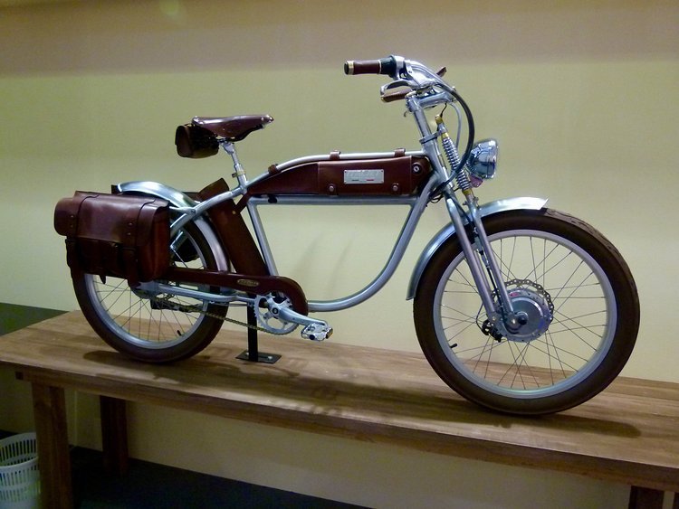 Italjet macht Motorradfahren ökologisch bedenkenlos. So hübsch dieser Chopper auch sein mag und so toll er seinen E-Motor auch versteckt, meins ist es nicht. Italjet macht Motorradfahren ökologisch bedenkenlos. So hübsch dieser Chopper auch sein mag und so toll er seinen E-Motor auch versteckt, meins ist es nicht.
