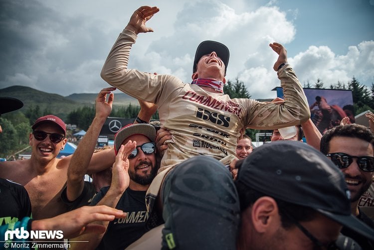 Die Freude beim jungen Franzosen und seinem Commençal-Team ist grenzenlos Die Freude beim jungen Franzosen und seinem Commençal-Team ist grenzenlos