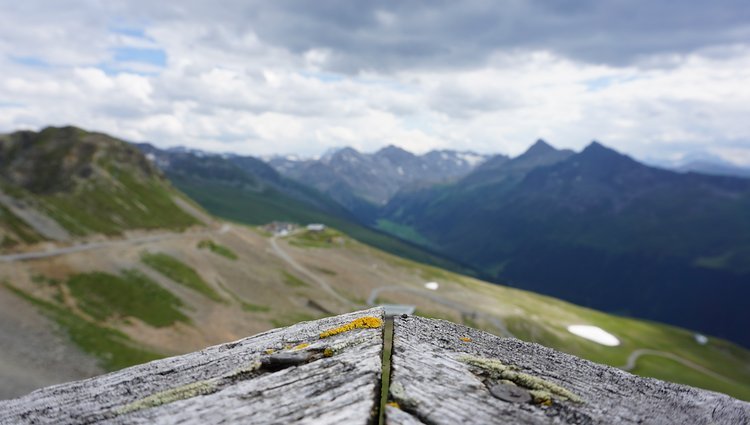 Aus dem italienischen Tal der Sonne geht es über eine enge Passstraße in die schöne Schweiz mit ihren hohen Gipfeln.