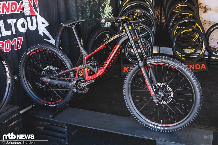 Das UR Racing-Team mit Stars wie Mick und Tracy Hannah war an der Entwicklung der neuen Downhill-Reifen beteiligt. Das UR Racing-Team mit Stars wie Mick und Tracy Hannah war an der Entwicklung der neuen Downhill-Reifen beteiligt.
