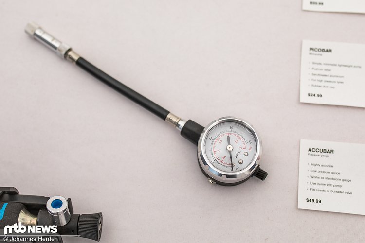 Der Accubar Manometer-Aufsatz lässt sich auf jede reguläre Pumpe schrauben und zeigt den Druck sehr präzise an Der Accubar Manometer-Aufsatz lässt sich auf jede reguläre Pumpe schrauben und zeigt den Druck sehr präzise an