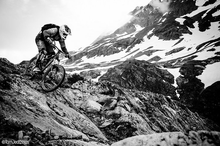 Zweimal nahm Aiko bei der Megavalanche in Alp d'Huez teil und startete 2013 sogar aus der ersten Reihe. Zweimal nahm Aiko bei der Megavalanche in Alp d'Huez teil und startete 2013 sogar aus der ersten Reihe.