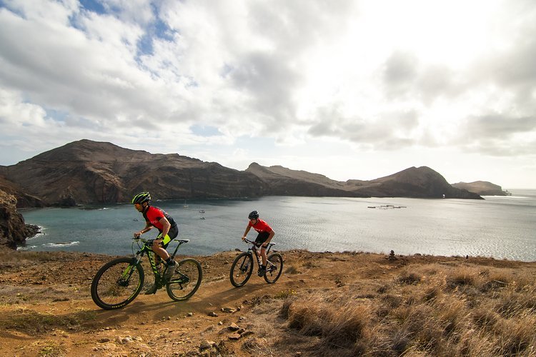 Tag 2 startet mit trockenen, steinigen Trails, dürfte aber auch den einen oder anderen Kilometer am Meer und durch Eukalyptuswald führen Tag 2 startet mit trockenen, steinigen Trails, dürfte aber auch den einen oder anderen Kilometer am Meer und durch Eukalyptuswald führen