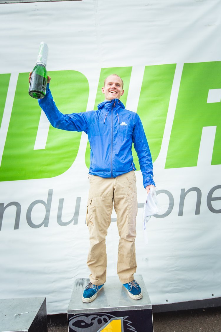 Prologsieger Jonas Pink freut sich über den dritten Platz in seiner Klasse und den Breitensportpreis – 750 € Prologsieger Jonas Pink freut sich über den dritten Platz in seiner Klasse und den Breitensportpreis – 750 €