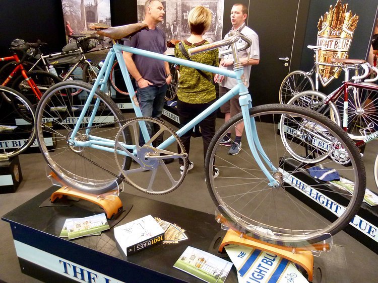 The Light Blue, die 120 Jahre alte Manufaktur aus Cambridge macht das was sie am besten kann, moderne klassische Rennräder bauen. Diese Übersetzung würde ich ja mal zu gerne probieren. The Light Blue, die 120 Jahre alte Manufaktur aus Cambridge macht das was sie am besten kann, moderne klassische Rennräder bauen. Diese Übersetzung würde ich ja mal zu gerne probieren.