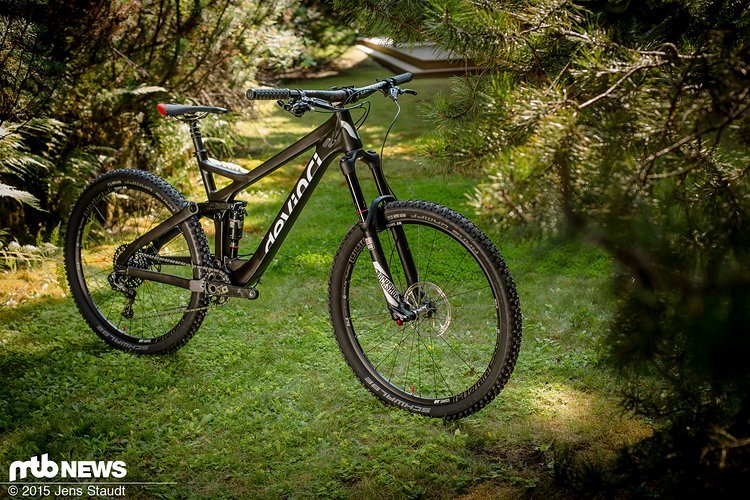 Das erste Carbonmuster des Devinci Troy kommt noch in simplem schwarz daher. Die Produktionsversion hat etwas mehr Dekor. Das erste Carbonmuster des Devinci Troy kommt noch in simplem schwarz daher. Die Produktionsversion hat etwas mehr Dekor.